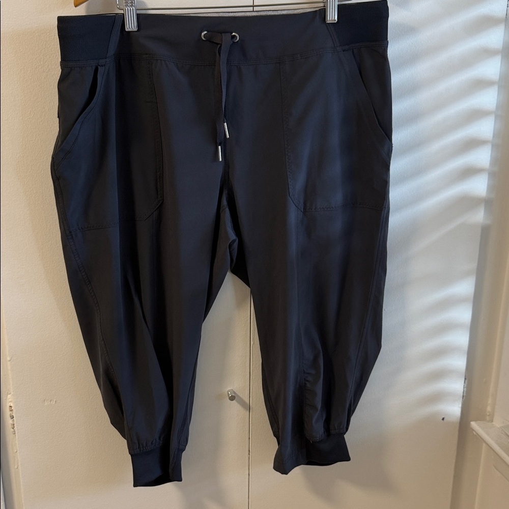 EUC Calvin Klein cropped lightweight jogger